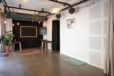 Vue intérieure d'un appartement moderne avec cuisine ouverte, et photo extérieure d'un immeuble résidentiel.