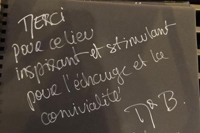 Vue intérieure d'un appartement moderne avec cuisine ouverte, et photo extérieure d'un immeuble résidentiel.