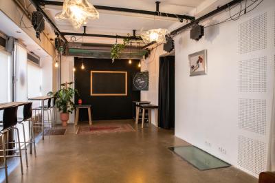 Vue intérieure d'un appartement moderne avec cuisine ouverte, et photo extérieure d'un immeuble résidentiel.