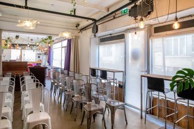 Vue intérieure d'un appartement moderne avec cuisine ouverte, et photo extérieure d'un immeuble résidentiel.