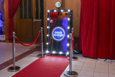 Vue intérieure d'un appartement moderne avec cuisine ouverte, et photo extérieure d'un immeuble résidentiel.