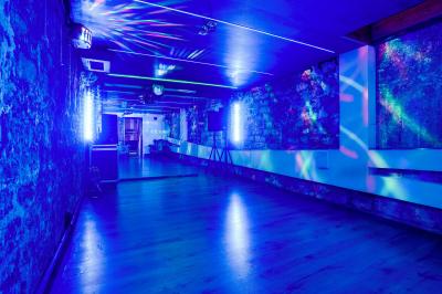 Vue intérieure d'un appartement moderne avec cuisine ouverte, et photo extérieure d'un immeuble résidentiel.