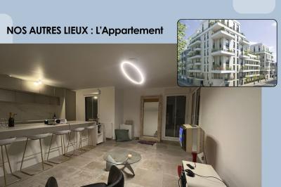 Vue intérieure d'un appartement moderne avec cuisine ouverte, et photo extérieure d'un immeuble résidentiel.