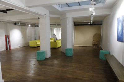 Miniature Location salle Paris 10 (Paris) - Loft 75 #4 Espace intérieur lumineux avec parquet, stands d'exposition, sapin décoré et éclairage suspendu.