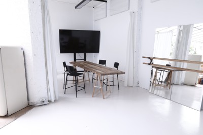 Miniature Location salle Paris 10 (Paris) - Loft 75 #9 Espace intérieur lumineux avec parquet, stands d'exposition, sapin décoré et éclairage suspendu.