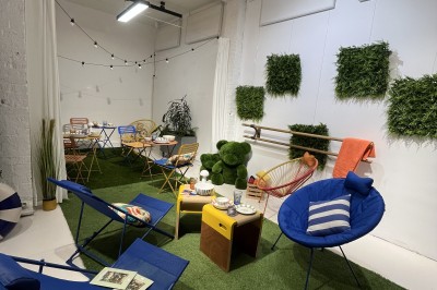 Miniature Location salle Paris 10 (Paris) - Loft 75 #8 Espace intérieur lumineux avec parquet, stands d'exposition, sapin décoré et éclairage suspendu.