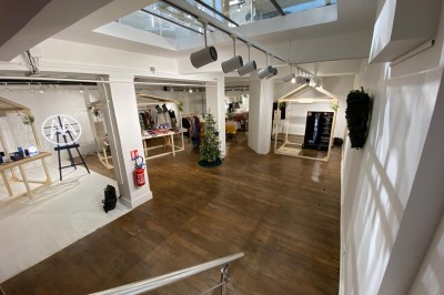 Miniature Location salle Paris 10 (Paris) - Loft 75 #11 Espace intérieur lumineux avec parquet, stands d'exposition, sapin décoré et éclairage suspendu.