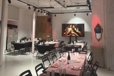 Miniature Location salle Paris 10 (Paris) - Loft 75 #6 Espace intérieur lumineux avec parquet, stands d'exposition, sapin décoré et éclairage suspendu.