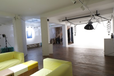 Miniature Location salle Paris 10 (Paris) - Loft 75 #7 Espace intérieur lumineux avec parquet, stands d'exposition, sapin décoré et éclairage suspendu.