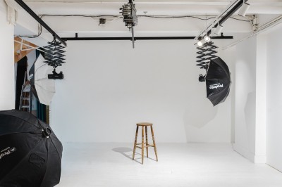 Miniature Location salle Paris 10 (Paris) - Loft 75 #10 Espace intérieur lumineux avec parquet, stands d'exposition, sapin décoré et éclairage suspendu.