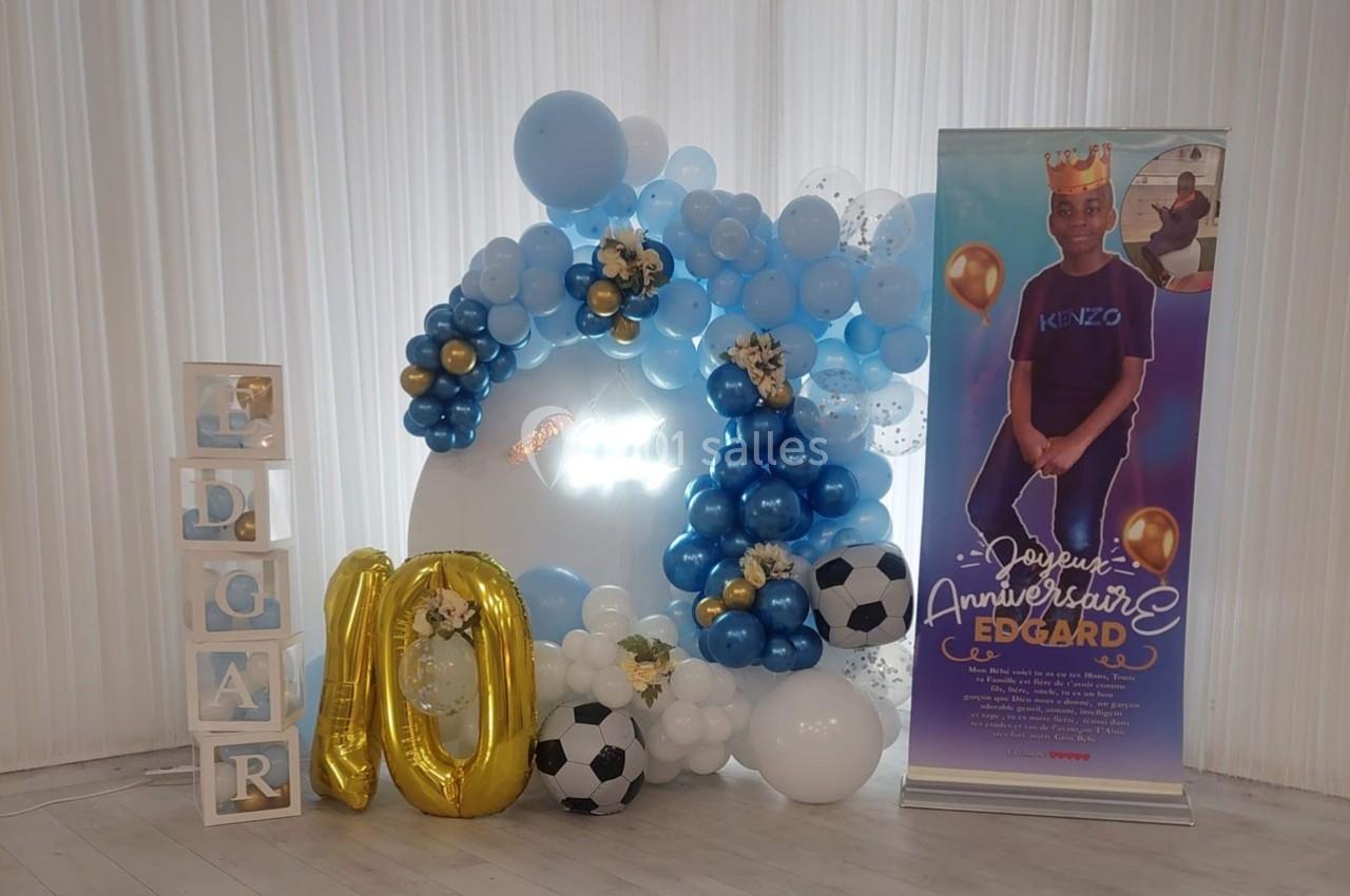 Décoration d'anniversaire avec ballons bleus et blancs, chiffres ’10’ dorés, ballons en forme de ballons de football et une…