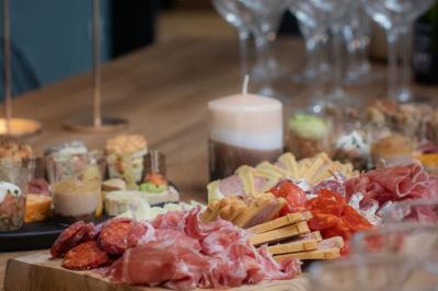 Comptoirs en bois avec décorations florales, installés en extérieur sous un ciel dégagé près de bâtiments modernes.