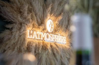 Comptoirs en bois avec décorations florales, installés en extérieur sous un ciel dégagé près de bâtiments modernes.