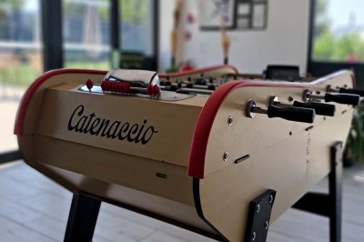 Comptoirs en bois avec décorations florales, installés en extérieur sous un ciel dégagé près de bâtiments modernes.