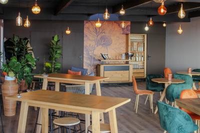 Coffret de trois bouteilles de vin rosé Château Icla posé devant des vignes en hiver.