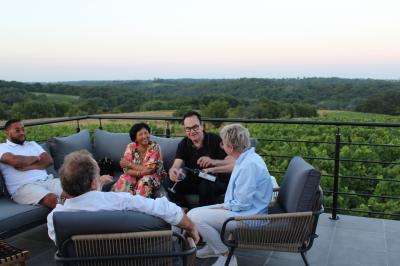 Coffret de trois bouteilles de vin rosé Château Icla posé devant des vignes en hiver.