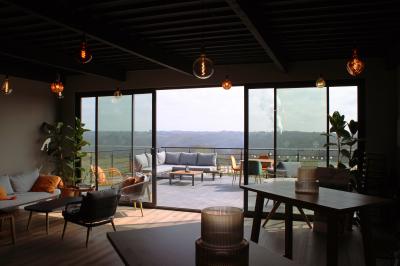 Coffret de trois bouteilles de vin rosé Château Icla posé devant des vignes en hiver.