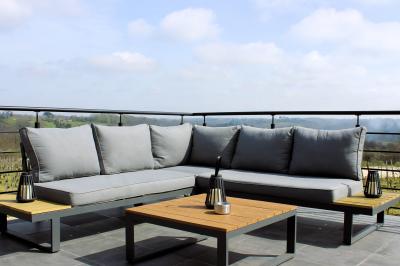 Coffret de trois bouteilles de vin rosé Château Icla posé devant des vignes en hiver.