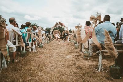 Coffret de trois bouteilles de vin rosé Château Icla posé devant des vignes en hiver.