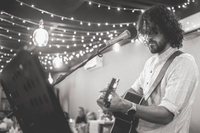Coffret de trois bouteilles de vin rosé Château Icla posé devant des vignes en hiver.