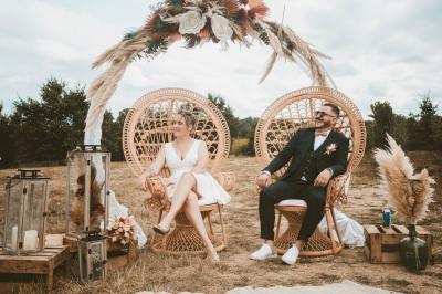 Coffret de trois bouteilles de vin rosé Château Icla posé devant des vignes en hiver.