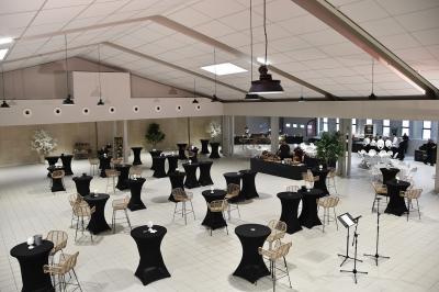 Décoration d'anniversaire avec bougies dorées et gobelets ornés de motifs festifs et du chiffre 60.