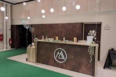 Décoration d'anniversaire avec bougies dorées et gobelets ornés de motifs festifs et du chiffre 60.