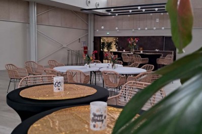 Décoration d'anniversaire avec bougies dorées et gobelets ornés de motifs festifs et du chiffre 60.