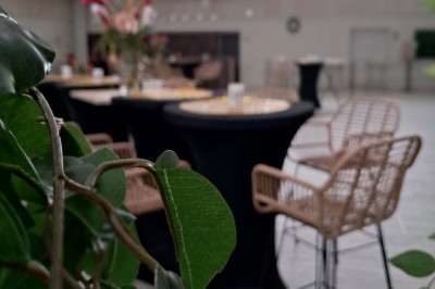 Décoration d'anniversaire avec bougies dorées et gobelets ornés de motifs festifs et du chiffre 60.