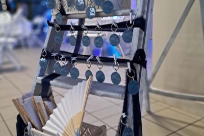 Décoration d'anniversaire avec bougies dorées et gobelets ornés de motifs festifs et du chiffre 60.