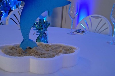 Décoration d'anniversaire avec bougies dorées et gobelets ornés de motifs festifs et du chiffre 60.