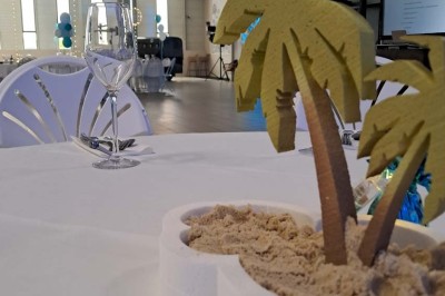 Décoration d'anniversaire avec bougies dorées et gobelets ornés de motifs festifs et du chiffre 60.