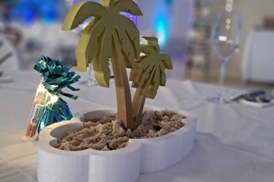 Décoration d'anniversaire avec bougies dorées et gobelets ornés de motifs festifs et du chiffre 60.