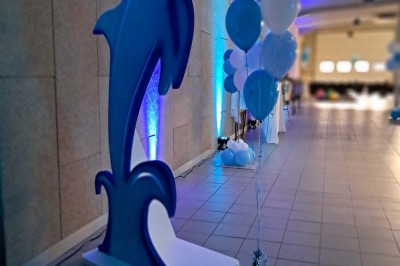 Décoration d'anniversaire avec bougies dorées et gobelets ornés de motifs festifs et du chiffre 60.