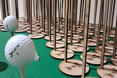 Décoration d'anniversaire avec bougies dorées et gobelets ornés de motifs festifs et du chiffre 60.