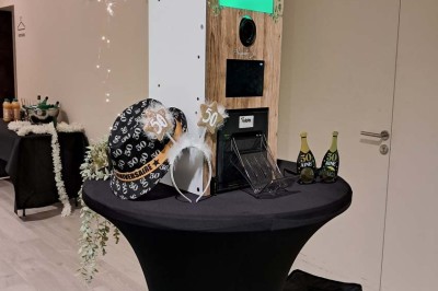 Décoration d'anniversaire avec bougies dorées et gobelets ornés de motifs festifs et du chiffre 60.