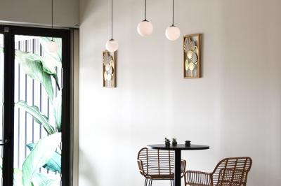 Décoration d'anniversaire avec bougies dorées et gobelets ornés de motifs festifs et du chiffre 60.