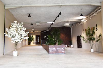 Décoration d'anniversaire avec bougies dorées et gobelets ornés de motifs festifs et du chiffre 60.