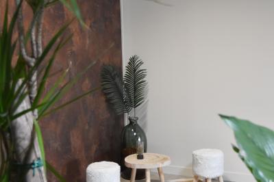 Décoration d'anniversaire avec bougies dorées et gobelets ornés de motifs festifs et du chiffre 60.