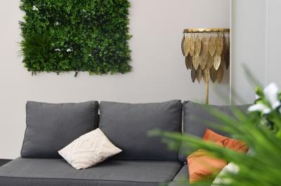 Décoration d'anniversaire avec bougies dorées et gobelets ornés de motifs festifs et du chiffre 60.