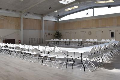 Décoration d'anniversaire avec bougies dorées et gobelets ornés de motifs festifs et du chiffre 60.