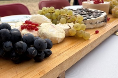 Camion-restaurant vintage servant des pâtes, gnocchis et cocktails, décoré de plantes et guirlandes lumineuses.