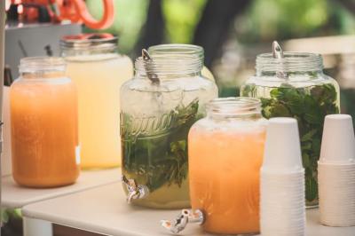 Plateau de fromages variés avec pain, raisins, confiture et couteau sur une planche en bois.