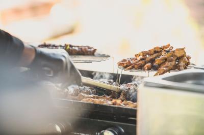 Plateau de fromages variés avec pain, raisins, confiture et couteau sur une planche en bois.