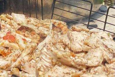 Camion-restaurant jaune décoré de plantes et guirlandes lumineuses, proposant pâtes, gnocchis et cocktails.