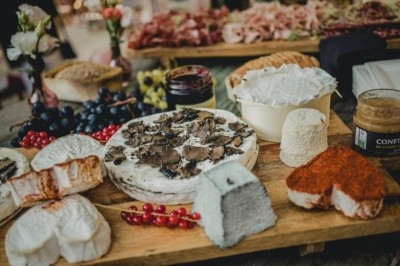 Camion-restaurant jaune décoré de plantes et guirlandes lumineuses, proposant pâtes, gnocchis et cocktails.