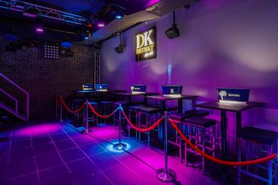 Personnes dans une discothèque sombre participant à une soirée silencieuse avec des casques audio lumineux.