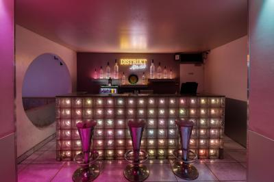 Personnes dans une discothèque sombre participant à une soirée silencieuse avec des casques audio lumineux.