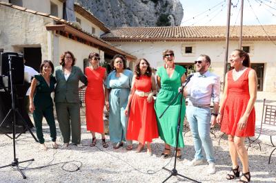 Un couple danse sur une piste extérieure éclairée, entouré de bulles, avec un DJ en arrière-plan.