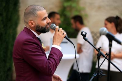Un couple danse sur une piste extérieure éclairée, entouré de bulles, avec un DJ en arrière-plan.
